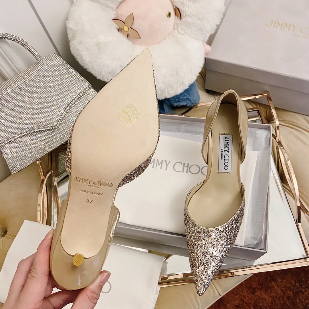 👟👟Ex-factory price 520👟👟 JIMMY CHOO A pair of high heels that can conquer all men👠Easy to wear and versatile, a must-have item for the annual meeting🥂Bilng Bilng is so beautiful that no one can take your breath away Material: Special Crete spliced cow patent leather ➰🍸Sheepskin lining Italian leather outsole Available in three colors: black, nude, silver Size: 34-42 With a height of 8cm, it is packaged simultaneously at the counter!